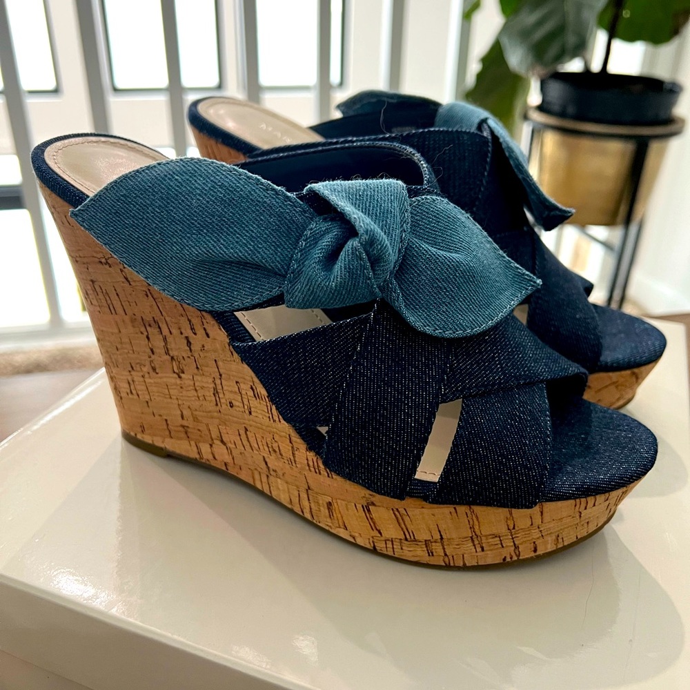 NEW Marc Fisher denim bow wedges Sz 8.5